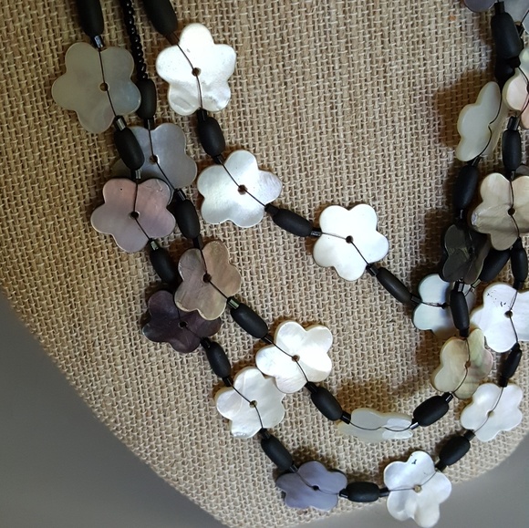 Jewelry - 3 strand shell necklace wood beads NWT colorful